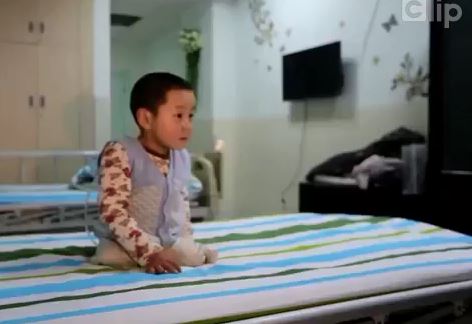 [VIDEO] Cảm động bé trai mất hai chân vẫn nhảy múa trên giường bệnh