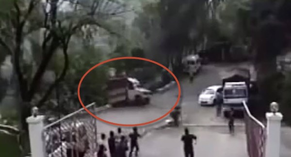 [VIDEO] Sốc với xe tải mất phanh lao xuống vực