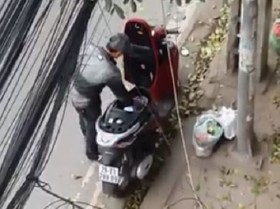 [VIDEO] Cận cảnh thanh niên Hà Nội đi SH trộm gương ô tô