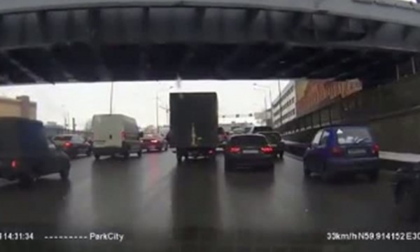 [VIDEO] Quá bức xúc, tài xế xe sang Audi cầm dao đâm thủng lốp xe tải