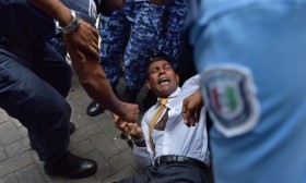 [VIDEO] Cựu tổng thống Maldives bị cảnh sát "kéo lê" khỏi cuộc ẩu đả
