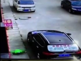 [VIDEO] Sốc với em bé rơi từ nhà cao tầng trúng ô tô vẫn đi lại bình thường