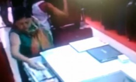 [VIDEO] Quý bà "lực lưỡng" thản nhiên trộm tiền giấu vào ngực