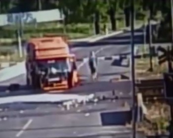 [VIDEO] Tài xế sống sót khi tàu hỏa đâm xe tải kinh hoàng