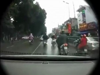 [VIDEO] Đi lấn làn, hai xe máy đâm nhau ở Lê Duẩn
