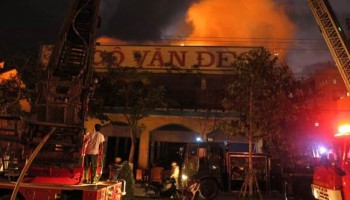 Đà Nẵng: 20 xe cứu hỏa dập đám cháy xưởng gỗ