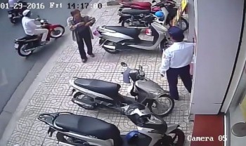[VIDEO] Bẻ khóa SH 3 giây, trộm xe trước mặt bảo vệ