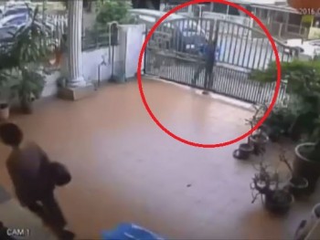 [VIDEO] Cướp nhảy qua cổng nhà giật túi manh động