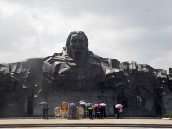 Hàng nghìn người thăm tượng đài Mẹ Việt Nam anh hùng