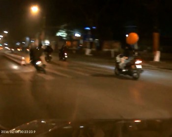 Phóng xe tốc độ "bàn thờ" vào dải phân cách ở Hà Nội