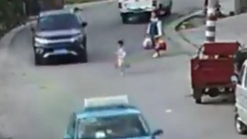 [VIDEO] Mẹ bất cẩn để con lao qua đường bị ô tô đâm
