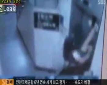 [VIDEO] Cửa thang máy kẹp chân, kéo ngược nữ sinh kinh hoàng