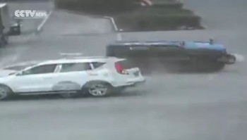 [VIDEO] Ô tô con tông lật xe tải vượt đèn đỏ