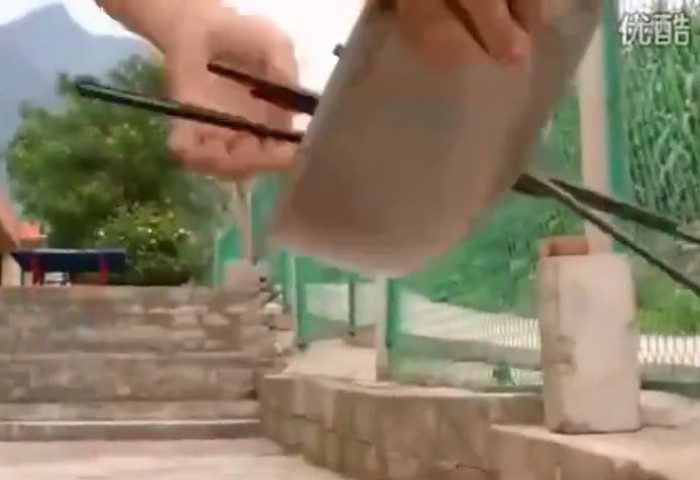 [VIDEO] Phi đũa thủng chậu như phim kiếm hiệp