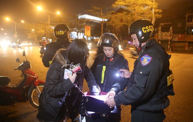 canh sat co dong ha noi tuan tra xuyen dem tran ap toi pham dip tet