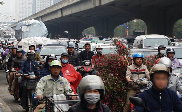 duong pho ha noi un tac kinh hoang trong ngay 27 tet