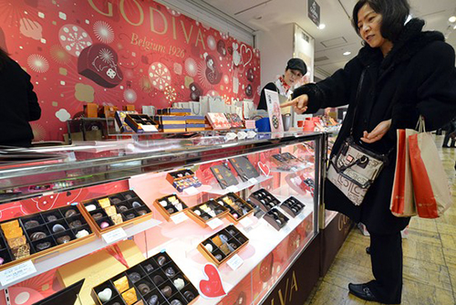 Phụ nữ Nhật Bản đấu tranh với nghĩa vụ tặng chocolate nam giới ngày Valentine