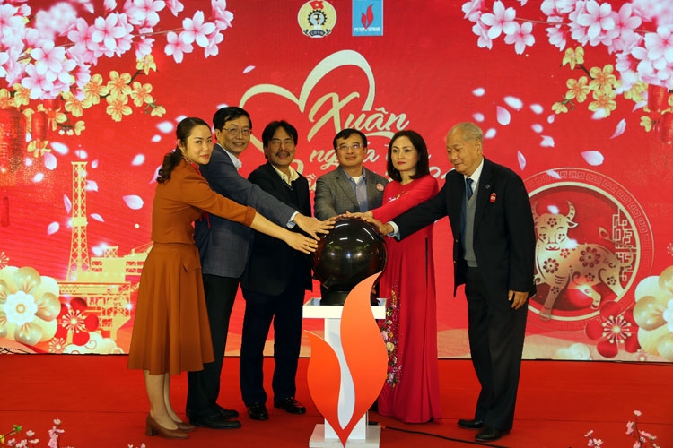 Nghi thức nhấn nút khai mở chương trình “Xuân nghĩa tình Dầu khí - Kết nối yêu thương” năm 2020 tại Hà Nội