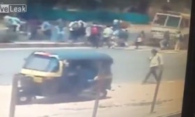 [VIDEO] Kinh hoàng xe tải điên lao thẳng vào dòng người đi bộ