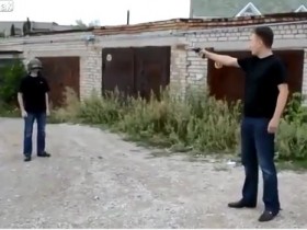 [VIDEO] Bắn súng vào đầu để thử độ bền của mũ bảo hiểm