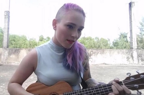 [VIDEO] Ngỡ ngàng cô gái Tây hát "Về đâu mái tóc người thương" cực đáng yêu