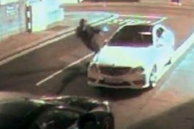 [VIDEO] Tên trộm "ăn gạch" vào mặt khi đập kính ô tô
