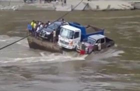 [VIDEO] Hãi hùng "giây phút sinh tử" của những người trên chiếc phà đắm