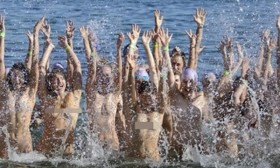 [VIDEO] Hiếu kỳ lễ hội tắm khỏa thân tập thể ở Sydney