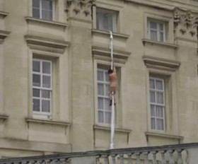 [VIDEO] Người đàn ông "thần bí" khỏa thân leo khỏi cung điện Hoàng gia Anh