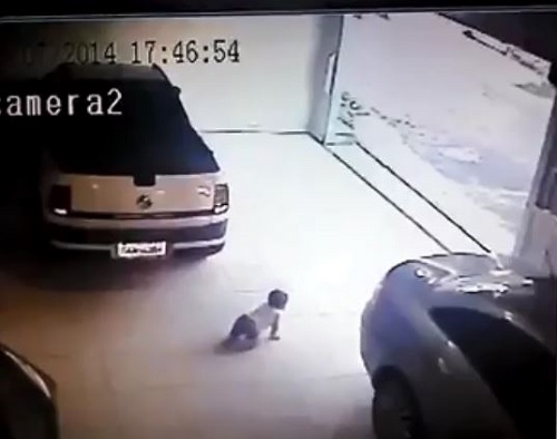 [VIDEO] Quá bất cẩn, em bé suýt mất mạng dưới gầm ô tô
