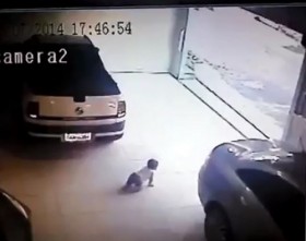[VIDEO] Trông nom bất cẩn, em bé suýt mất mạng dưới gầm ô tô