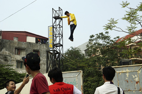 [VIDEO] Nam thanh niên "bay lơ lửng" trên không trung ở Hà Nội