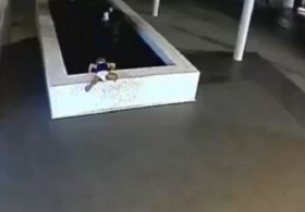 [VIDEO] Em bé rơi xuống bể nước gần 2 phút thoát chết kỳ diệu