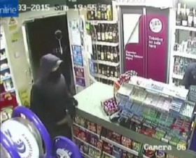 [VIDEO] Cướp nhầm cửa hàng, tên cướp mắc sai lầm tồi tệ