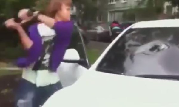 [VIDEO] Đập nát xe của bạn gái vì bị 