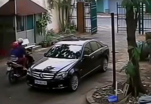 [VIDEO] Đôi nam nữ bẻ trộm gương xe Mercedes: quá nhanh quá nguy hiểm