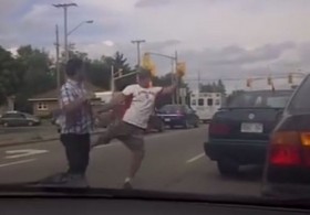 [VIDEO] Va chạm giao thông, lao vào đấm nhau rồi bắt tay giảng hòa