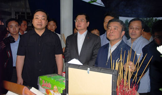 Phó Thủ tướng Hoàng Trung Hải thăm gia đình nạn nhân vụ sập giàn giáo