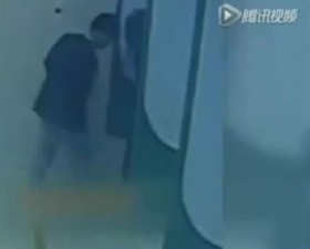 [VIDEO] Đang đứng rút tiền tại máy ATM, bị đâm lén từ sau lưng