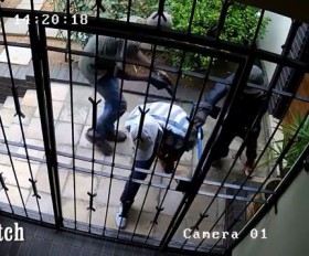 [VIDEO] Sốt ruột xem 4 tên trộm vật lộn không phá nổi một cánh cửa