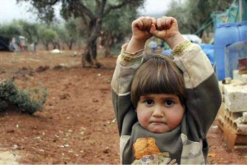 Bức ảnh em bé Syria giơ tay đầu hàng nhiếp ảnh gia gây ám ảnh