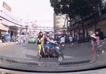 [VIDEO] Tạt đầu ô tô còn chỉ mặt tài xế