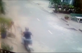 [VIDEO] Bị giật vòng cổ 5 chỉ khi quét rác trước cổng nhà