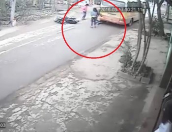 [VIDEO] Cô gái thoát chết thần kỳ dưới gầm xe buýt