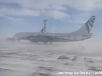 [VIDEO] Boeing 737 'quay như chong chóng' trong bão