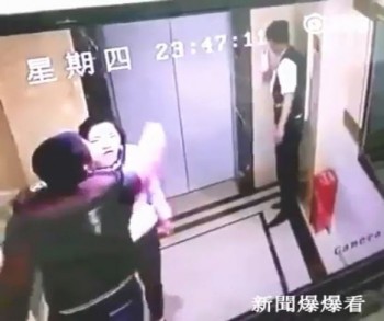 [VIDEO] Sút tung cửa thang máy, thanh niên lọt thẳng xuống hố
