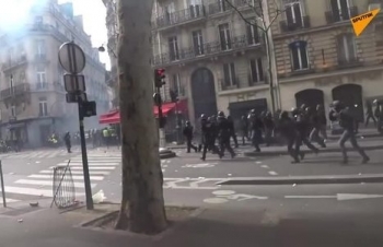 Biểu tình "áo vàng" biến thành bạo động ở Paris, hơn 200 người bị bắt