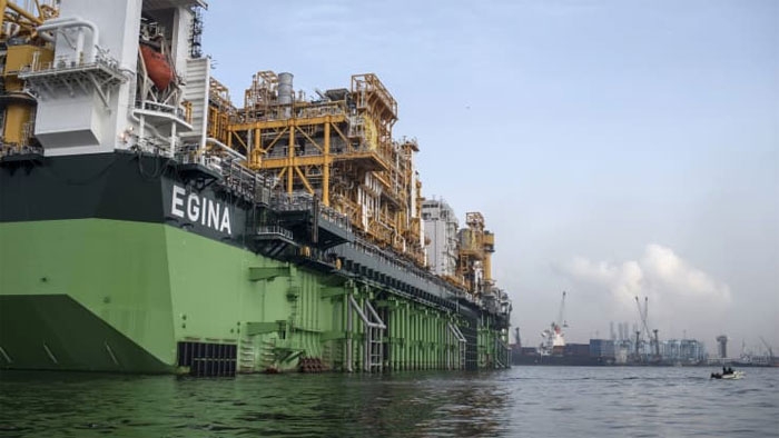 Tàu nổi trữ dầu Egina, tàu lớn nhất dạng này ở Nigeria, thả neo tại bến cảng Lagos.