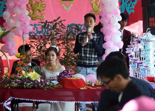 [VIDEO] Bạn trai cũ hát tình ca, cô dâu ngồi ngẩn ngơ