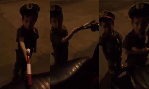 [VIDEO] Không nhịn được cười với 2 bé công an nhí bắt xe vi phạm